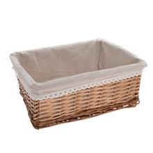 Obdĺžnikový košík s bielou látkou a prúteným dizajnom.