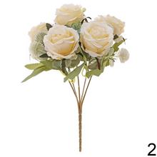 Kytica umelých ruží a eukalyptu.