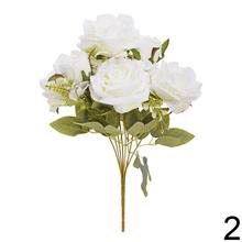 Kytica umelých ruží a drobných kvetov v mixe so zelenými listami.