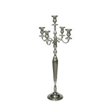 Aluminový svietnik s piatimi ramenami a výškou 60 cm.