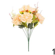 Umelé kvety pivónie v jesenných farbách.