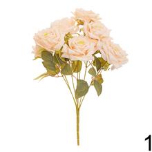 Kytica umelých ruží v svetlých farbách.