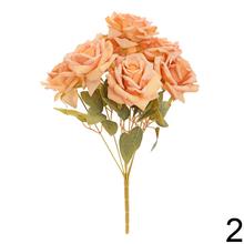 Kytica umelých ruží v svetlých farbách.