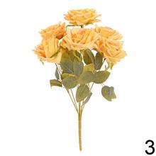 Kytica umelých ruží v svetlých farbách.