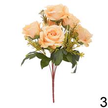 Kytica umelých ruží v krémových odtieňoch.