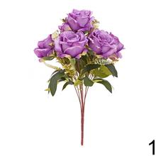 Kytica umelých ruží v jesenných farbách.