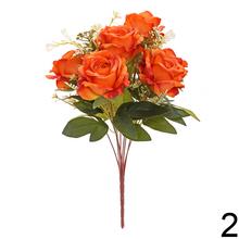 Kytica umelých ruží v jesenných farbách.