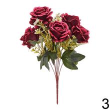 Kytica umelých ruží v ružových odtieňoch.