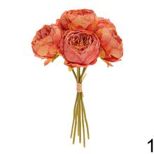 Kytica pivoniek so sušeným vzhľadom v mixe farieb.