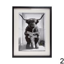 Obraz so zvieratami na toalete, čiernobiely motív.