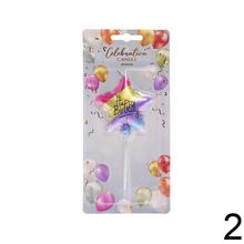 Tortová sviečka v tvare hviezdy s nápisom Happy Birthday.