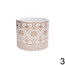 Obal v bielej a zlatej farbe, mix 3 druhov, priemer 12 cm, výška 10,5 cm.