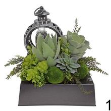 Smútočná väzba s lanternou a sukulentmi.