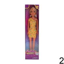 Bábika v šatách s rôznymi vzormi