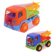 Farebný plastový nákladný automobil s rôznymi detailmi.