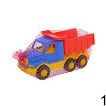 Farebné plastové autíčka v sieti.