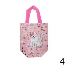 Detská taška z netkanej textílie s motívom mačky a srdiečok.