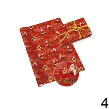 Vianočné baliace papiere v rôznych farbách a vzoroch.