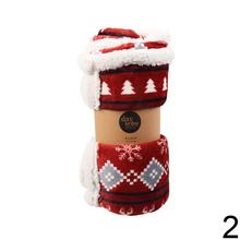 Vianočný prehoz s motívom stromčekov a sobov.