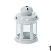 Vianočný lampáš v červenej a bielej farbe s hviezdami.