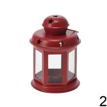 Vianočný lampáš v červenej a bielej farbe s hviezdami.