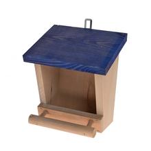 Drevené krmítko s modrou strechou.