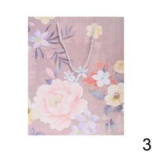 Darčeková taška s kvetinovým vzorom a trblietkami.