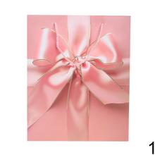 Darčeková taška s mašľou v rôznych farbách.