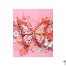 Darčeková taška s kvetmi a motýľmi.