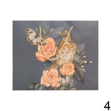 Darčeková taška s kvetinovým vzorom a motýľmi.