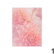 Darčeková taška s kvetinovým vzorom a trblietkami.