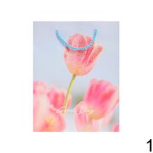 Darčeková taška s tulipánmi a trblietkami.