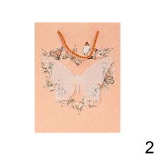 Darčeková taška s motýľmi a trblietkami.