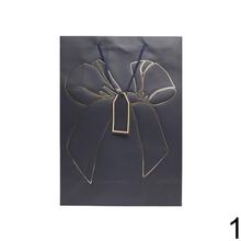 Darčeková taška s mašľou v rôznych farbách.