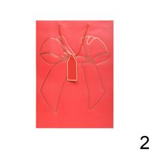 Darčeková taška s mašľou v rôznych farbách.