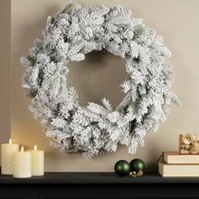 Vianočný veniec snehom pokrytý.