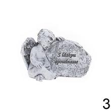 Smutný anjel s pomníkom v sivej farbe.