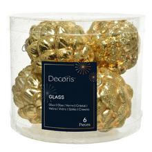Sada sklenených vianočných gúľ v zlatej farbe.