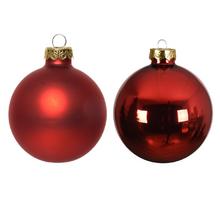 Sada sklenených vianočných gulí v lesklej a matnej červenej farbe, priemer 8 cm.