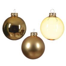 Sada zlatých sklenených vianočných gúľ.