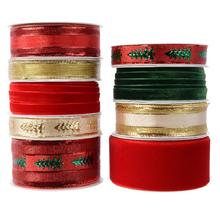 Vianočné stuhy rôznych farieb a vzorov.