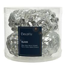 Sada sklenených vianočných ozdôb v striebornom prevedení.