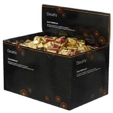 Ozdoba v tvare darčeka v červenej a zlatej farbe.