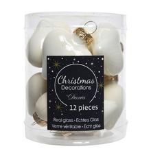 Biele sklenené vianočné gule v tvare srdca.