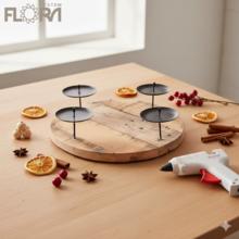 Hnedý svietnik s kruhovým základom a štyrmi miestami na sviečky.