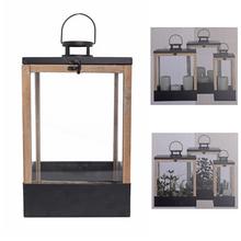 Čierny lampáš Mica Decorations Halton s dreveným rámom.