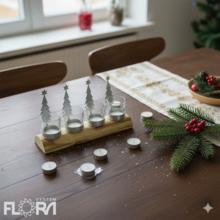 Adventný svietnik so stromčekmi a pohárikmi.