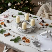 Biely adventný veniec s glitter efektom a štyrmi svietnikmi.