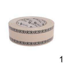 Smútočná stuha s čiernym vzorom na bielom pozadí.