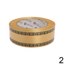 Smútočná stuha s čiernym vzorom na bielom pozadí.